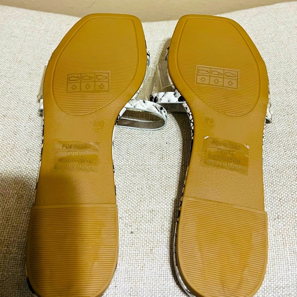 JOURNEE COLLECTION RAMIRA SLIDE SANDALS - Picture 6 of 7